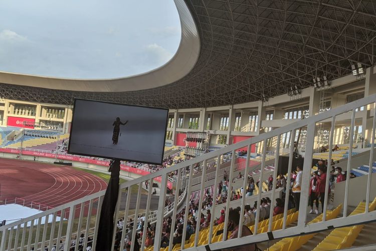 Penonton berada di tribune untuk menyaksikan upacara penutupan ASEAN Para Games 2022 di Stadion Manahan, Solo, Sabtu (6/8/2022).