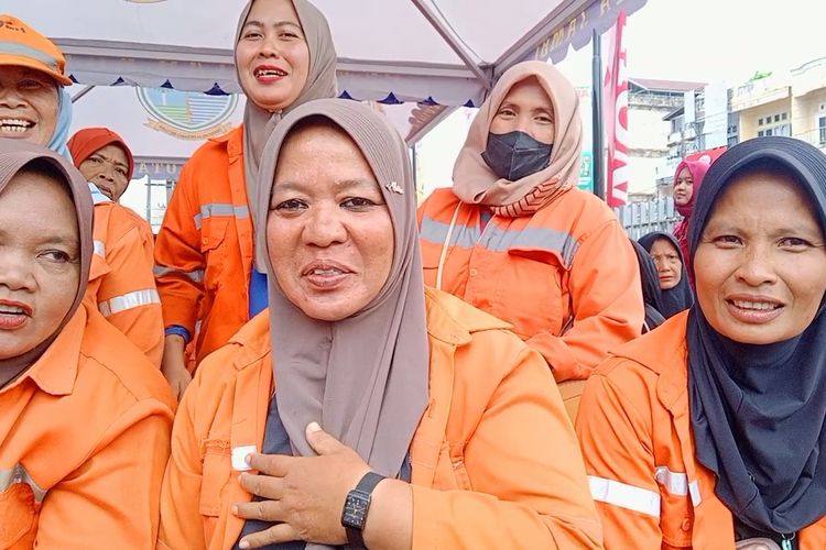 Petugas Kebersihan di Jambi Minta Naik Gaji Rp 7.500 dan Ganti Seragam Lusuh