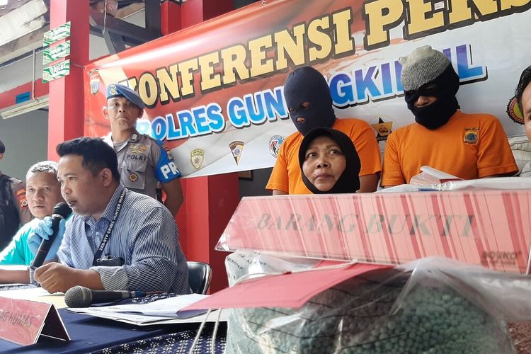 Kasat Reskrim polres Gunungkidul Anak Agung Putra Dwipayana (Megang Microphone) Menunjukkan Pelaku dan Barang Bukti Pupuk Palsu di Rupbasan Gunungkidul Jumat (6/3/2020)