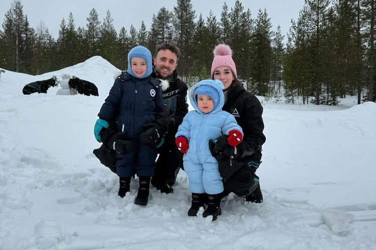Diogo Jota dan Rute Cardoso bersama anak-anak mereka.