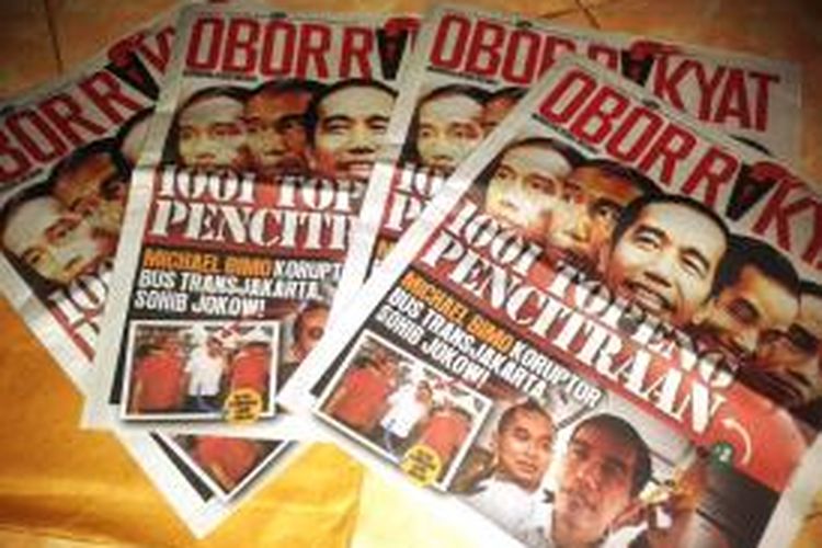 Sehari sebelum pemungutan suara, Warga Kabupaten Jember, Jawa Timur, mendapat kiriman tabloid 