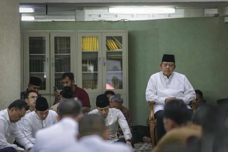 Presiden ke-6 RI Susilo Bambang Yudhoyono (kanan),  bersama keluarga membacakan surat Yasin saat menunggu proses pengkafanan jenasah Ibu Ani Yudhoyono, di Kedutaan Besar Indonesia, di Singapura, Sabtu (1/6/2019). ANTARA FOTO/M N Kanwa/ama.