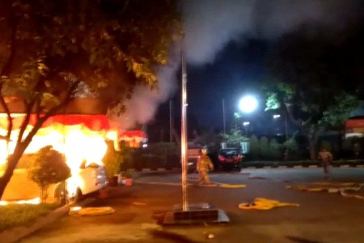 Tangkapan layar fasilitas kerja di Mapolsek Ciracas, Jalan Raya Bogor, Jakarta Timur, terbakar, Sabtu (29/8/2020).