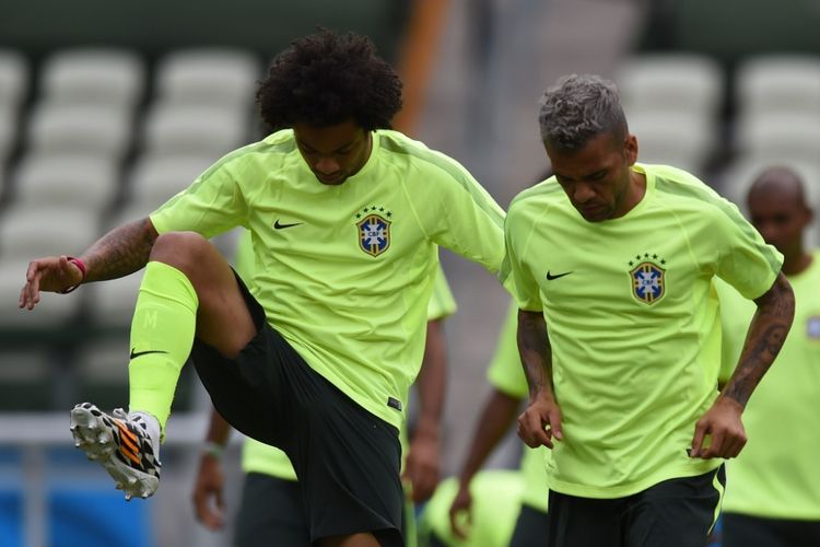 Marcelo (kiri) dan Dani Alves menjalani sesi latihan bersama tim nasional Brasil di Stadion Castelao, 16 Juni 2014.