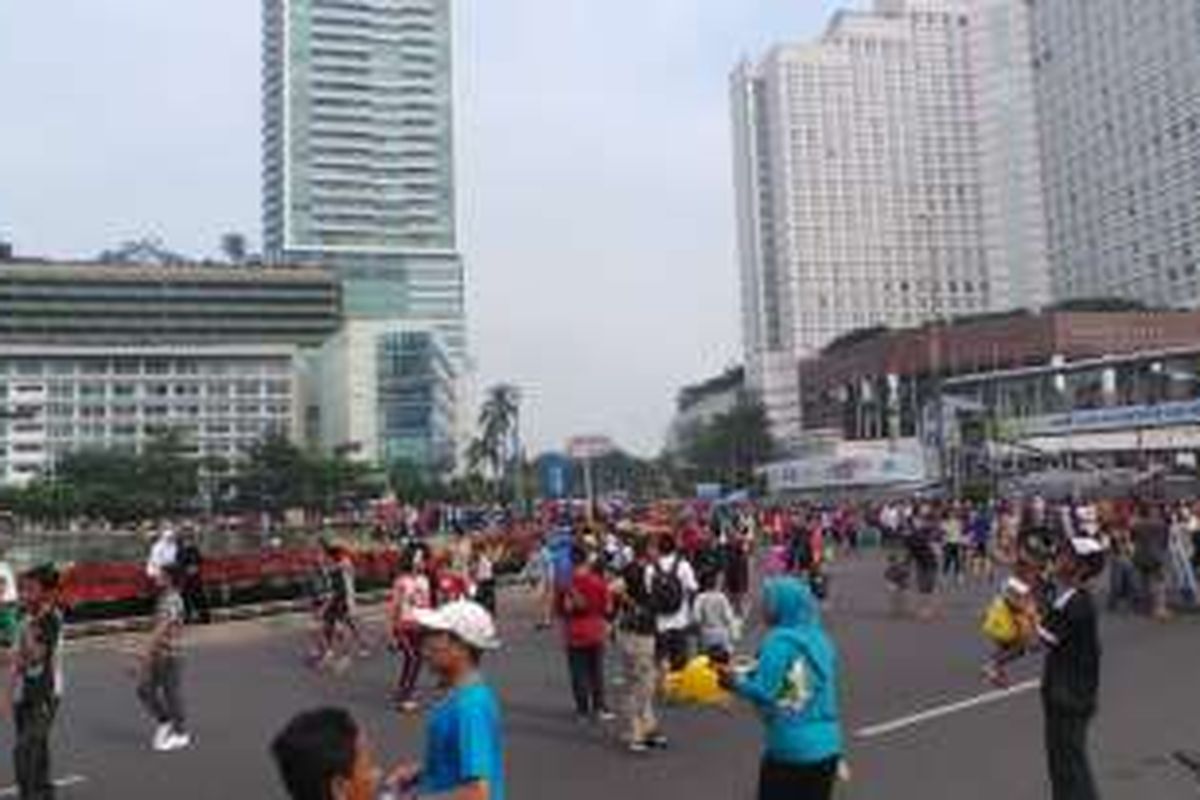 Suasana car free day di kawasan Bundaran Hotel Indonesia, Jakarta Pusat, Minggu (5/6/2016).