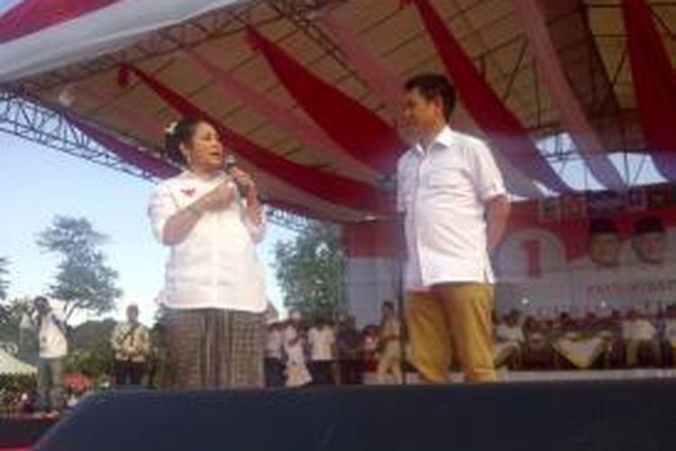 Mantan istri calon presiden Prabowo Subianto, Titiek Soeharto, saat memberikan orasi di Lapangan Lumintang, Denpasar, Bali, Sabtu (28/6/2014).