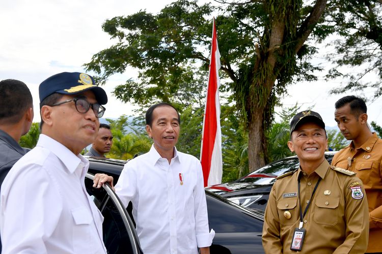Presiden Joko Widodo saat meninjau Kantor Gubernur Sulawesi Barat, Selasa (23/4/2024). 