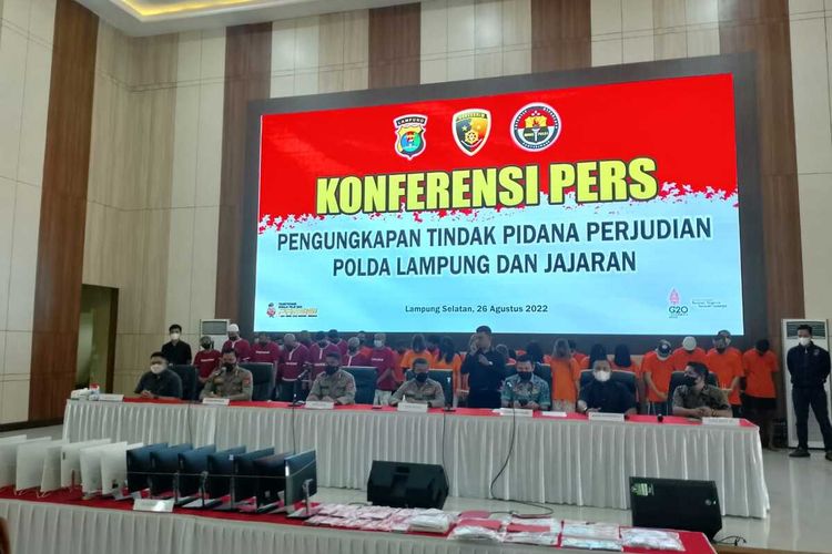 Polda Lampung menggelar ekspos kasus perjudian yang telah diungkap hingga semester pertama 2022. Sebanyak 220 telah dinyatakan menjadi tersangka dalam kasus perjudian daring dan konvensional ini.