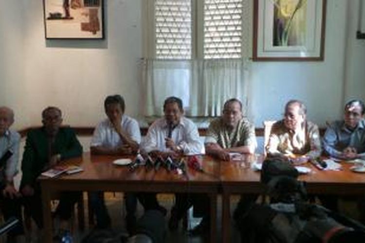 Politisi senior Partai Persatuan Pembangunan yang tergabung dalam Forum Penyelamat PPP mendesak agar segera dilakukan muktamar untuk menggantikan Ketua Umum PPP Suryadharma Alie.