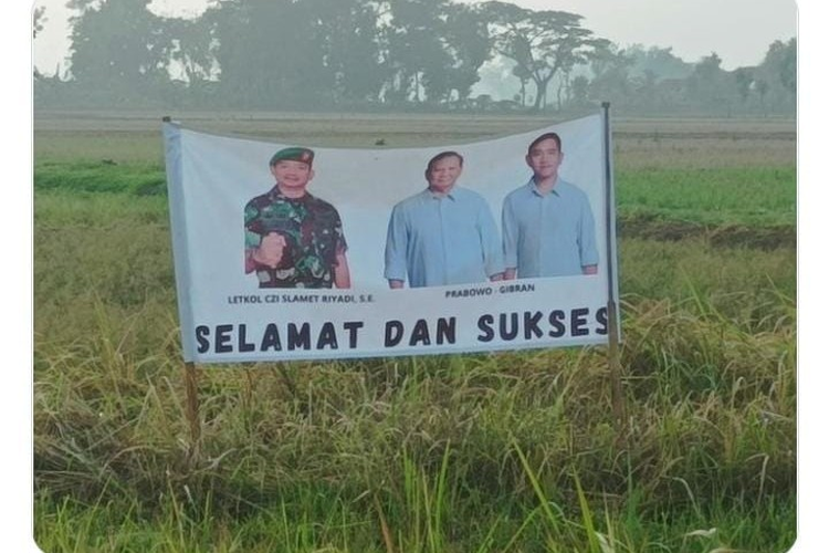 Tangkapan layar foto Dandim Sukoharjo terpasang dalam APK berupa MMT bersama Prabowo-Gibran 'Selamat dan Sukses' yang diunggah di akun media sosial Twitter.