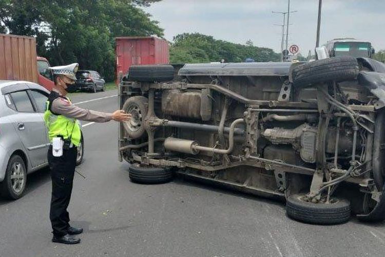 Mobil terguling di Sidoarjo, Senin (2/1/2022). (Dokumentasi Polda Jatim)