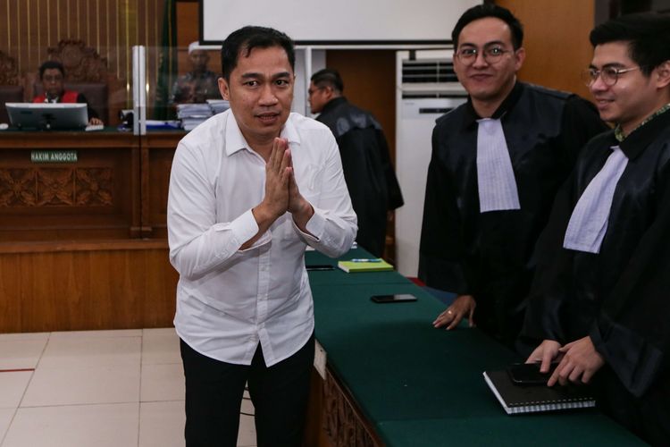 Terdakwa kasus perintangan proses penyidikan terkait pengusutan pembunuhan berencana Nofriansyah Yosua Hutabarat atau Brigadir J,  Arif Rachman Arifin usai menjalani sidang vonis di Pengadilan Negeri Jakarta Selatan, Kamis (23/2/2023). Majelis hakim menjatuhkan vonis 10 bulan penjara dan pidana denda Rp 10 juta subsider tiga bulan.