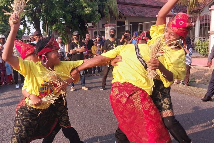 Sejumlah remaja saat bermain permainan tradisional barempuk khas Sumbawa, NTB, Jumat (27/10/2023)