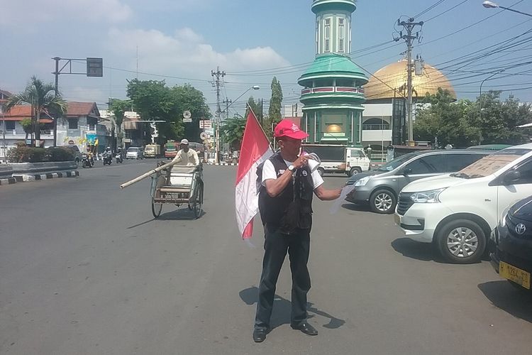 Penyair Semarang, JP.Didit, saat membacakan puisinya di Kendal. KOMPAS.COM/SLAMET PRIYATIN