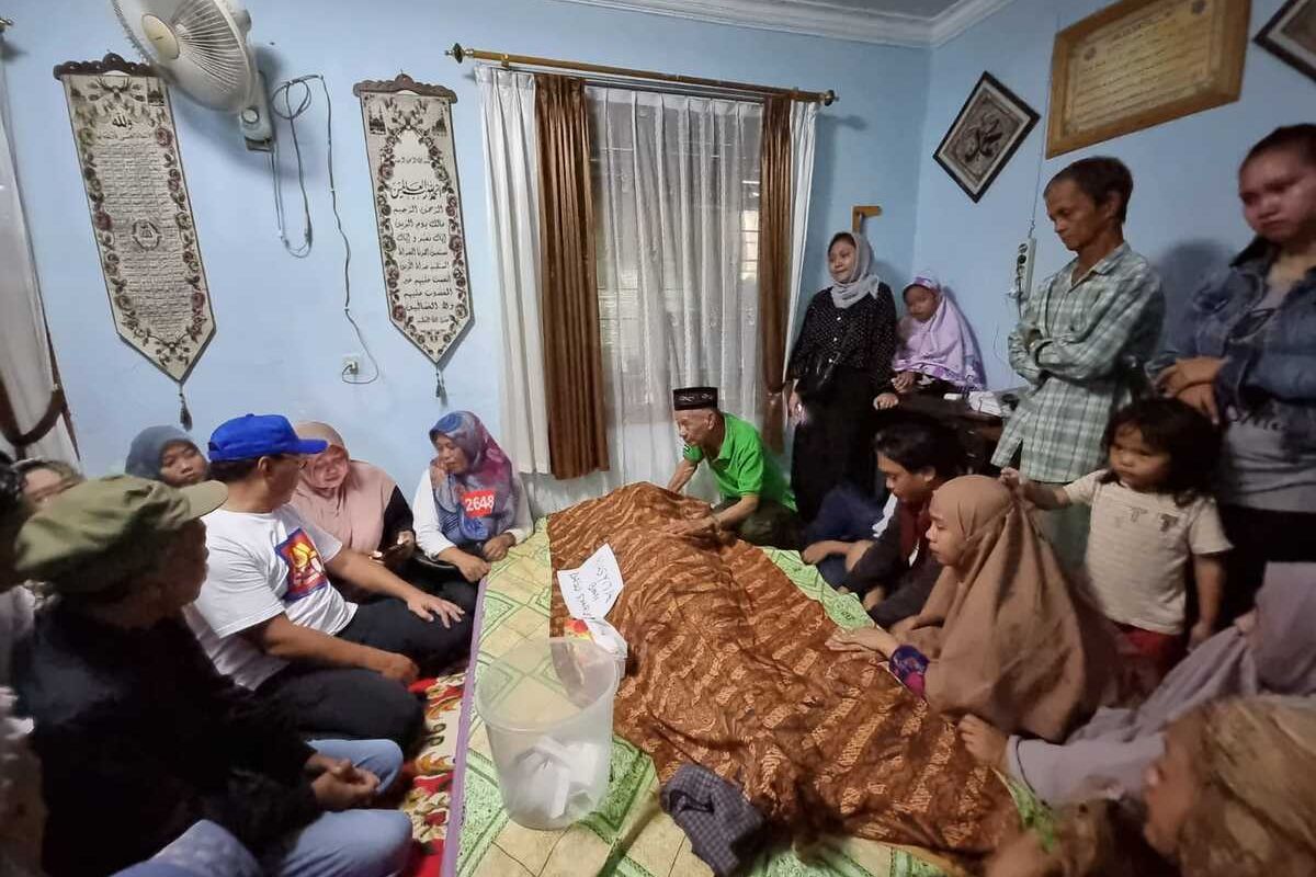 Wali Kota Makassar, Mohammad Ramdhan 'Danny' Pomanto melayat jenazah Ketua RT 001 RW 007 Kelurahan Ballaparang Kecamatan Rappocini Masita B yang meninggal dunia akibat kecelakaan usai mengikuti Lomba Tarik Tambang di Jl Jenderal Sudirman, Minggu (18/12/2022) pagi.