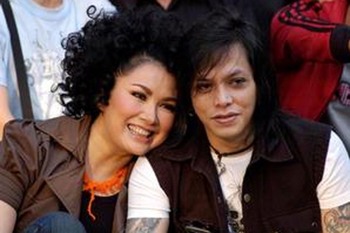 Titi DJ dan sang suami, Ovie. 