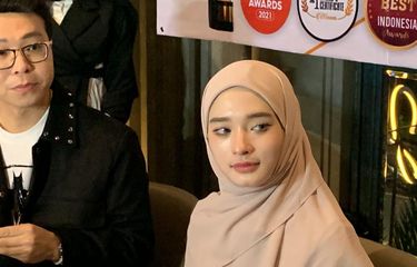 Dokter Richard Lee (kiri) dan istri penyanyi Virgoun, Inara Rusli, dalam konferensi pers di kawasan Senopati, Jakarta Selatan, Kamis (18/5/2023).