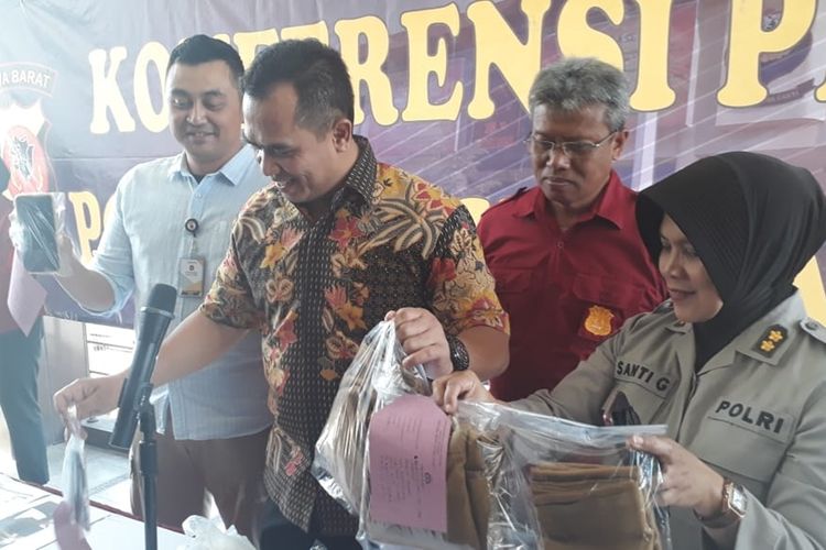 Wadir Krimsus Polda Jabar, AKBP Hari Brata tengah merilis pengungkapan kasus penyebaran video syur di media sosial.