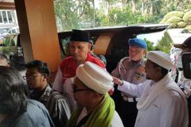 Perwakilan massa anti Partai Komunis Indonesia (PKI) menemui Menteri Koordinator Politik Hukum dan HAM (Menkopolhukam) Luhut Binsar Pandjaitan di kantor Luhut, Jakarta, Jumat (3/6/2016).