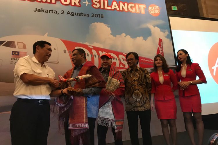 Peluncuran Penerbangan AirAsia Kuala Lumpur-Silangit, Kamis (2/8/2018), dihadiri oleh Menteri Koordinator Bidang Kemaritiman Republik Indonesia, Luhut Binsar Pandjaitan; Pelaksana Tugas Direktur Jenderal Perhubungan Udara, Pramintohadi Sukarno, dan juga Staf Khusus Menteri Bidang Pariwisata Kementerian Pariwisata Republik Indonesia, Judi Rifajantoro, beserta CEO Grup AirAsia, Tony Fernandes; Executive Chairman Grup AirAsia Berhad dan Co-Group CEO AirAsia X, Datuk Kamarudin Meranun, dan CEO Grup AirAsia di Indonesia, Dendy Kurniawan.