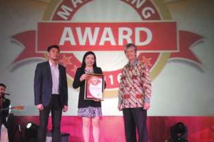Rosehida Rachmat Dewi, Chief Operating Officer Projek, menerima piagam penghargaan Marketing Award 2016 setelah meraih penghargaan untuk dua kategori The Best Market Driving dan The Best Innovation in Marketing.
