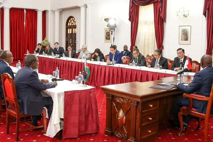 Menteri Koordinator Bidang Kemaritiman dan Investasi Luhut Binsar Pandjaitan bertemu dengan Presiden Kenya H.E William Ruto membahas kerja sama strategis, di Kenya, Senin (23/1/2023).