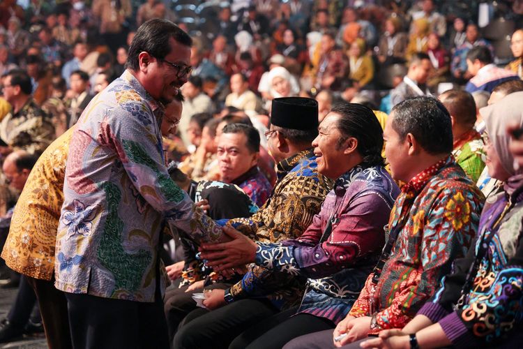 Pj Gubernur Al Muktabar dalam acara  Penganugerahan Naker Award Tahun 2023, Semanggi, Jakarta Selatan, Jumat (1/12/2023).