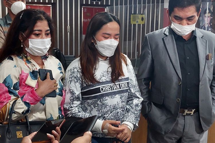 Anggiat Pasaribu (tengah) saat ditemui awak media di Mapolresta Bandara Soekarno-Hatta, Kota Tangerang, Rabu (24/11/2021).