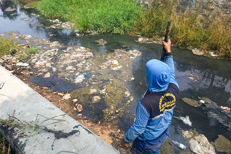 Usai Dikeluhkan Warga, Kali Sipon Tangerang Mulai Dibersihkan Petugas