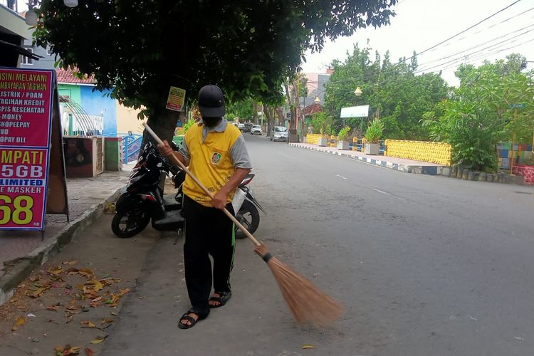 Petugas penyapu jalanan di Banyuwangi, Jawa Timur.