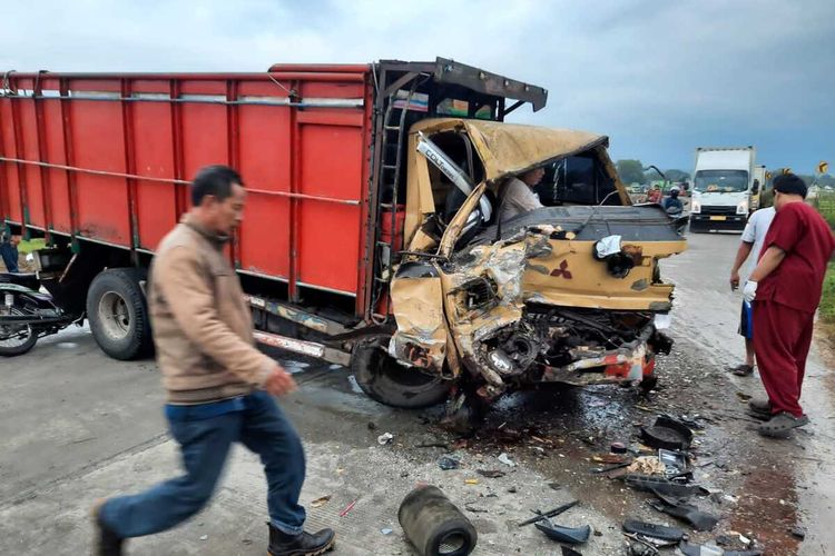 Petugas Satlantas Polres Tuban melakukan olah tempat kejadian kecelakaan yang melibatkan dua mobil truk dan satu sepeda motor di Jalan lingkar selatan Tuban, Jawa Timur. Jumat (31/3/2023).