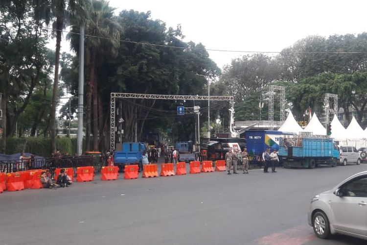 Panggung HUT 492 DKI Jakarta didirikan di Bundaran HI, Jumat (21/6/2019)