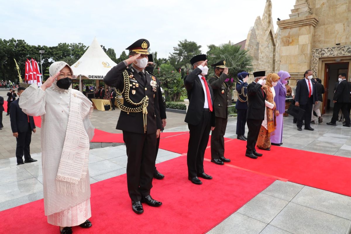 Menteri Sosial Tri Rismaharini menghadiri upacara ziarah nasional di Taman Makam Pahlawan Nasional Utama (TMPNU) Kalibata dalam rangka memperingati Hari Pahlawan 2022, Kamis (10/11/2022).

