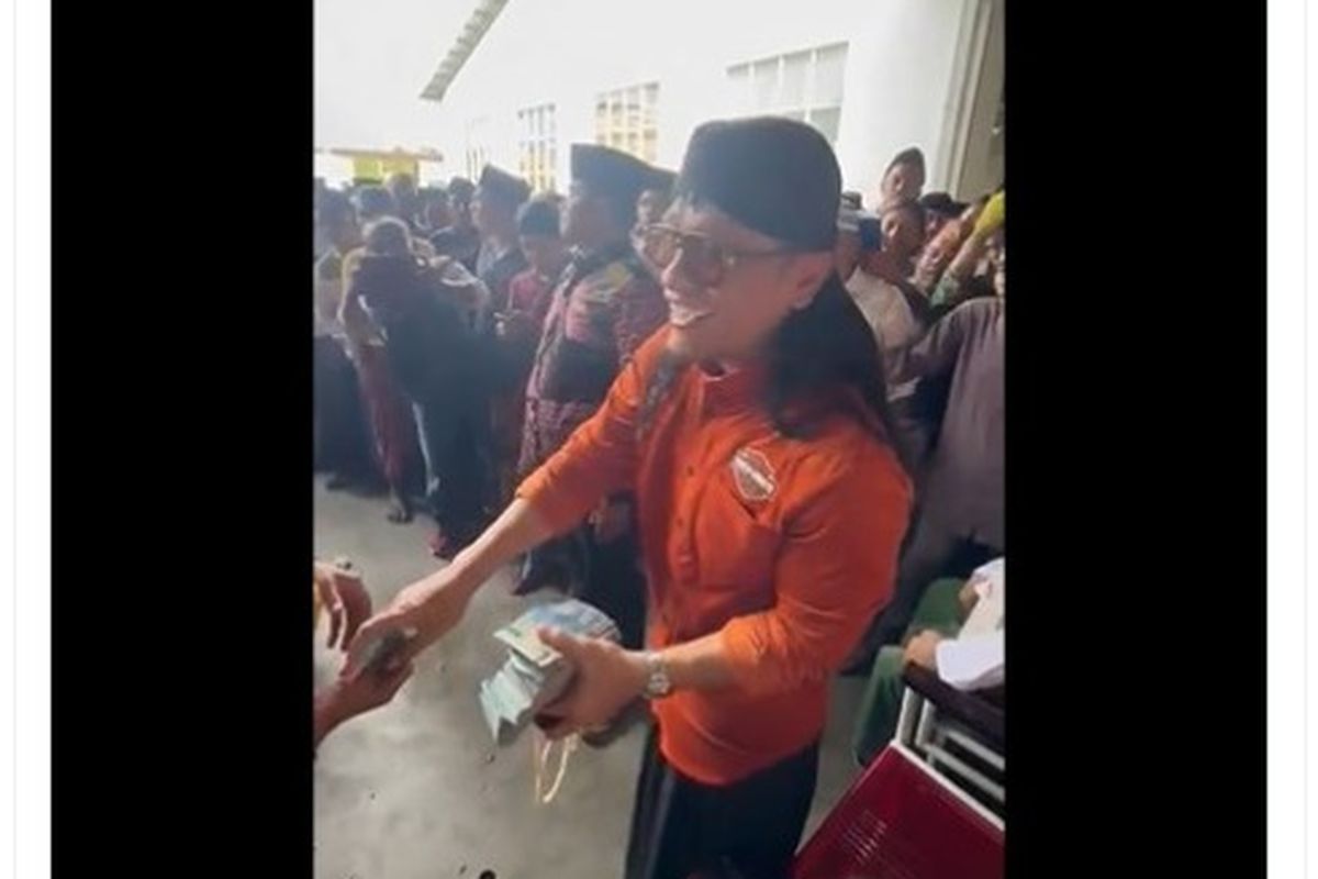 Video Gus Miftah bagi-bagi uang yang diduga politik uang (money politic).