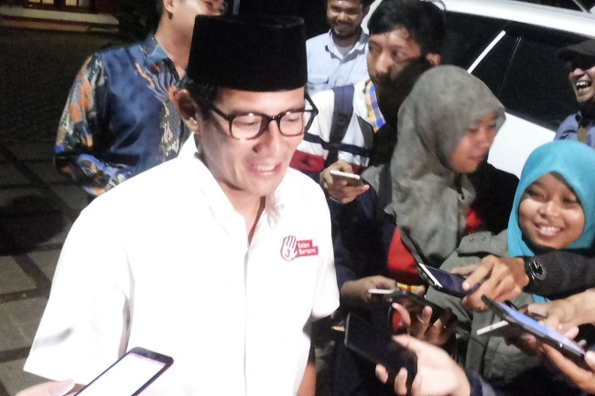 Calon wakil gubernur DKI Jakarta nomor tiga Sandiaga Uno usai mengadakan pertemuan dengan Prabowo dan sejumlah petinggi Partai Gerindra di rumah Prabowo di Jalan Kertanegara, Kebayoran Baru, Jakarta Selatan, Jumat (10/3/2017).