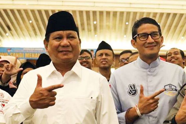 Calon Presiden dan Wakil Presiden nomor urut 02 Prabowo Subianto (kedua kiri) dan Sandiaga Uno (kedua kanan) serta Dewan Penasehat Badan Pemenangan Nasional Amien Rais (kanan) berfoto bersama saat konsolidasi nasional Aliansi Pencerah Indonesia (API) bersama eksponen Muhammadiyah di Jakarta, Minggu (3/3/2019). Dalam pidatonya Prabowo berbicara soal kebocoran anggaran di Indonesia.