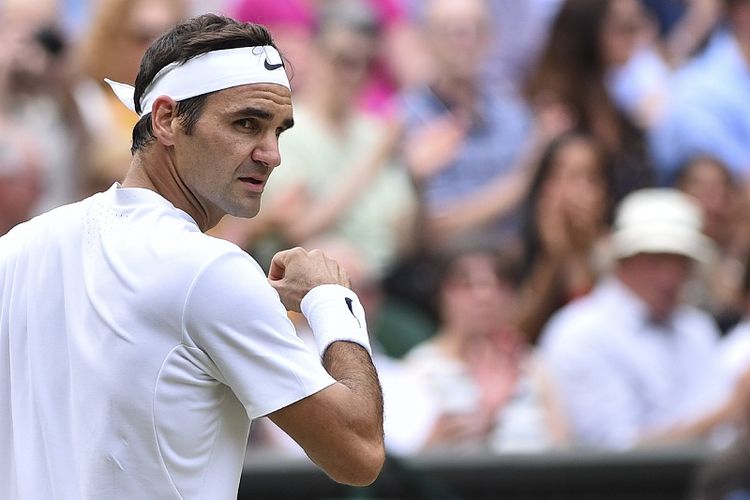 Petenis asal Swiss, Roger Federer, melakukan selebrasi setelah memenangi set pertama laga final Wimbledon 2017 melawan Marin Cilic (Kroasia), di Centre Court, All England Lawn Tennis Club, London, Minggu (16/7/2017).