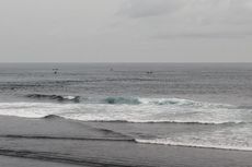 Pemilik dan Penyewa Body Board Hilang di Pantai Slili, Pencarian Terkendala Sampah di Dasar Laut