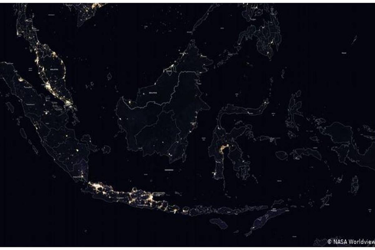 Foto citra malam satelit NASA yang menunjukkan wilayah Indonesia