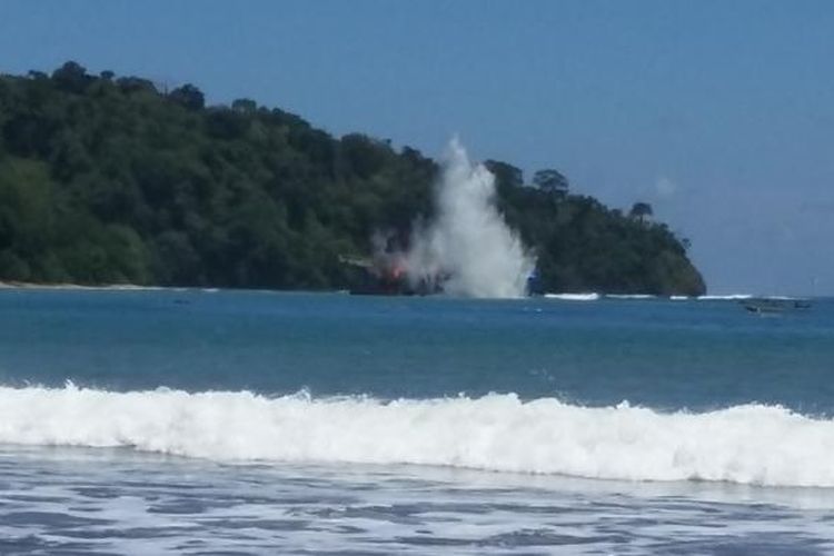 Kapal pencuri ikan asal Nigeria MV Viking diledakan di kawasan Cagar Alam Pasir Putih, Pantai Pangandaran, Jawa Barat, Senin (14/3/2016) siang. 