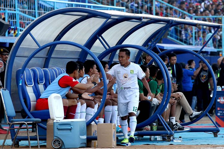 Pemain senior Persebaya SUrabaya, Rendi Irwan saat melawan Arema FC pada lanjutan Pekan ke-14 Liga 1 2019, di Stadion Kanjuruhan, Kabupaten Malang, Jawa Timur, Kamis (15/8/2019) sore.