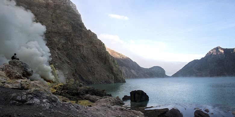 Wisatawan menikmati pemandangan danau kawah gunung Ijen, Banyuwangi, Jawa Timur, Sabtu (23/6/2018). Kawah Ijen dengan kedalaman 200 meter menjadi salah satu dari dua lokasi di dunia yang memiliki fenomena api biru selain Islandia, membuat Ijen menjadi tujuan utama pendaki dari berbagai pelosok negeri hingga mancanegara.