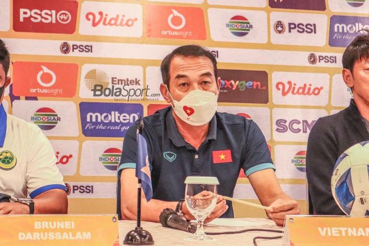 Pelatih timnas U19 Vietnam, Dinh The Nam, ketika menghadiri konferensi pers Piala AFF U19 2022 di Hotel Century, Jakarta, Jumat (1/7/2022). Terdekat, timnas U19 Vietnam akan menghadapi Indonesia pada laga Grup A Piala AFF U19. 2022. Laga timnas U18 Indonesia vs Vietnam dijadwalkan berlangsung pada Sabtu (2/7/2022).