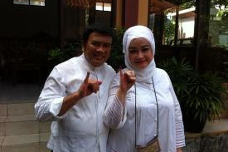 Pedangdut Rhoma Irama dan istrinya Ricca Rachim menunjukkan jari bertinta seusai melakukan pemungutan suara di TPS 29 Pela Mampang, Jakarta Selatan.