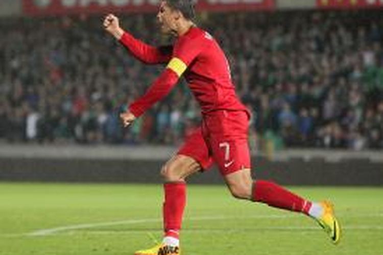 Gelandang Portugal Cristiano Ronaldo merayakan gol pertamanya (dari tiga) ke gawang Irlandia Utara, pada laga kualifikasi Piala Dunia 2014, di Windsor Park, Belfast, 6 September 2013.