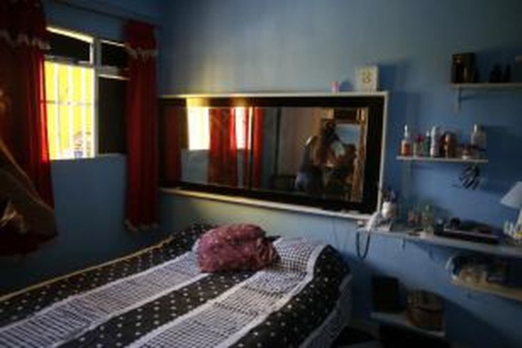 Sebuah kamar yang disewakan di rumah Maria Clara dos Santos di daerah kumuh Rocinha, Rio de Janeiro, 11 April 2014. (REUTERS/Pilar Olivares)
