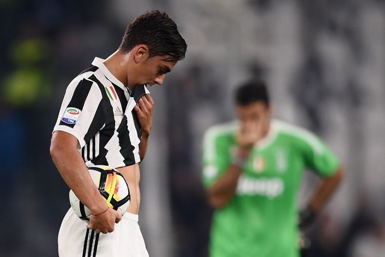 Paulo Dybala meratapi kekalahan Juventus dari Lazio pada partai Serie A, kasta pertama Liga Italia, di Stadion Allianz, Sabtu (14/10/2017).