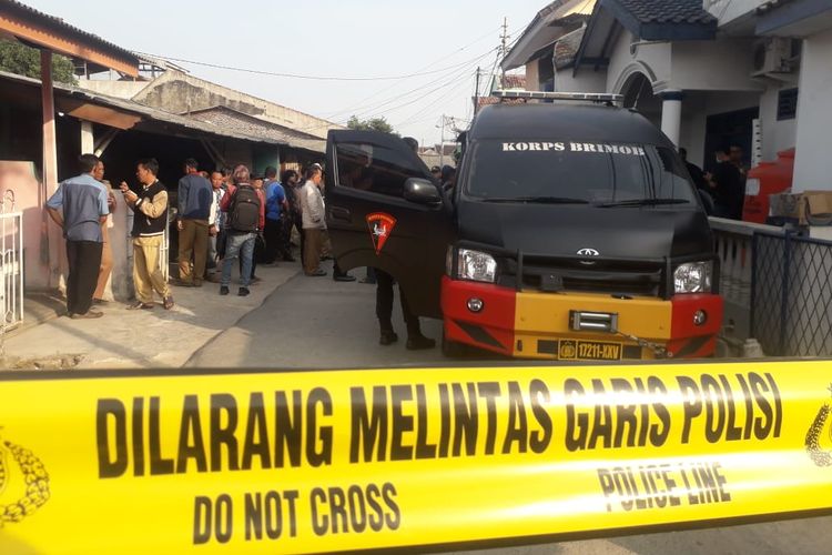 Garis polisi dipasang di area sekitar rumah nenek salah satu terduga teroris berinisial R di Jalan Gunung Dempo, Kelurahan Way Halim, Selasa (15/10/2019) petang. Diduga, terduga teroris R menyimpan bahan peledak di rumah ini.