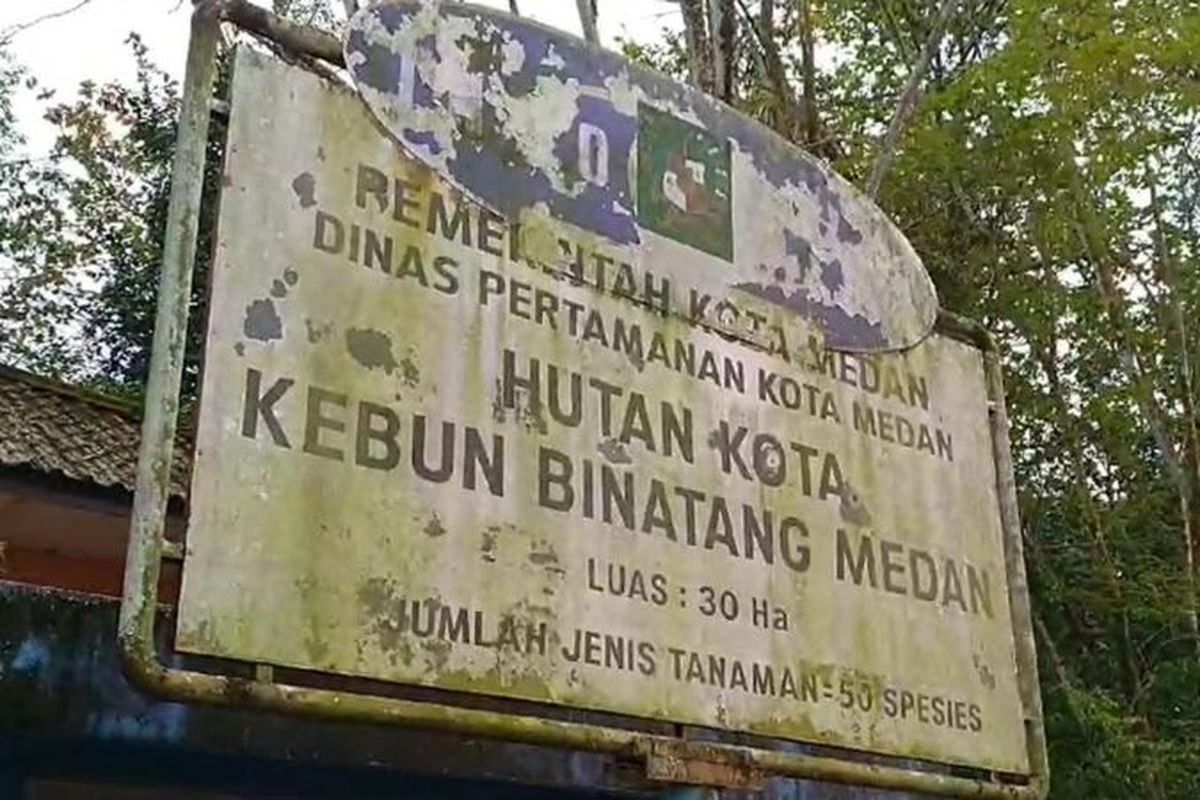 Sebuah plang yang menandakan di sini ada kebun binatang Medan.
