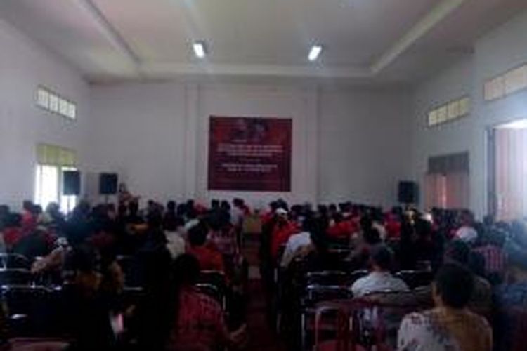 Ratusan kader PDI Peruangan Kabupaten Magelang yang hendak berangkat ke Kongres PDI Perjuangan di Bali, 